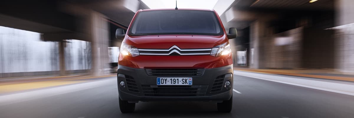 El Jumpy dispone de un poderoso motor diesel BlueHDI Euro 6 que produce 150 Hp, mientras ofrece niveles de consumos y emisiones de CO2 que la hacen destacar en su segmento.
