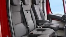Los asientos delanteros están pensados para maximizar el comfort de conducción gracias al apoyacodos y el reglaje lumbar. 