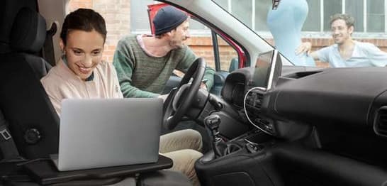 La cabina del Berlingo ha sido concebida como oficina móvil, para trabajar fácilmente durante tus desplazamientos.